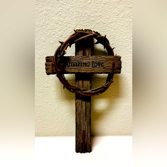 Amazing Love Cross with realistic crown of thorns - Picture 3 of 5